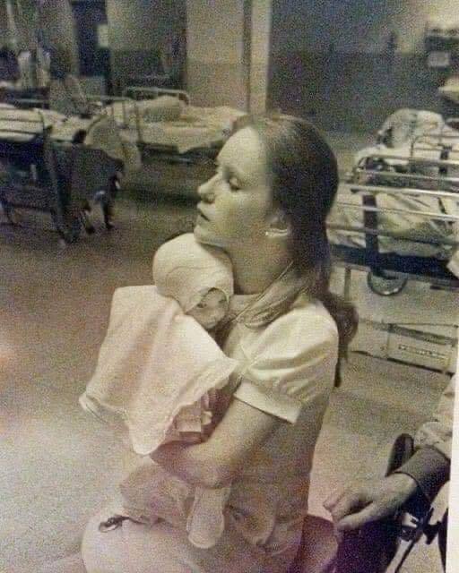 In 1977, a nurse saved a badly burned baby. 38 years later, she spots an old photo of herself on the social media and is stunned.